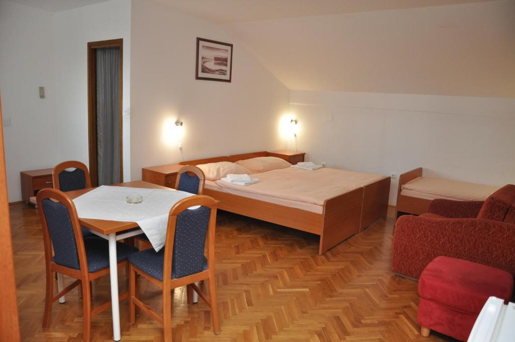 Bed and Breakfast Pansion Antonio Славонски-Брод Экстерьер фото